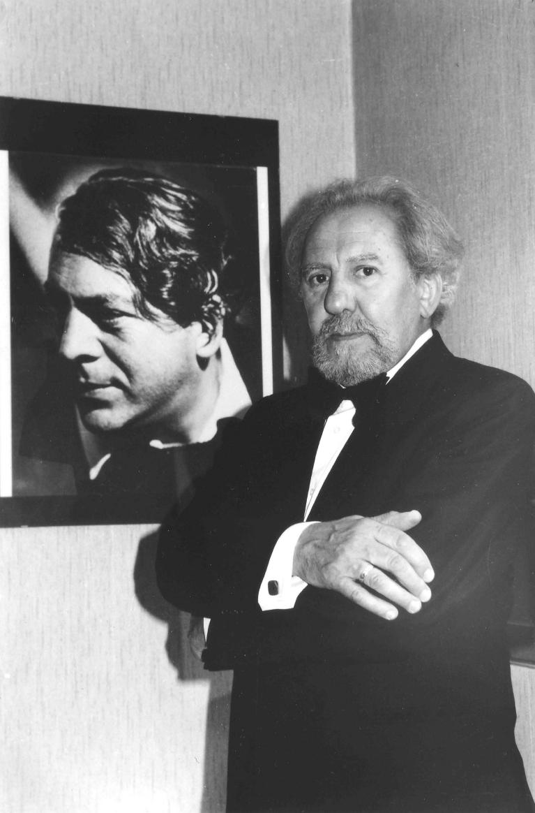 Jean Martin devant le portrait d'Yves Nat