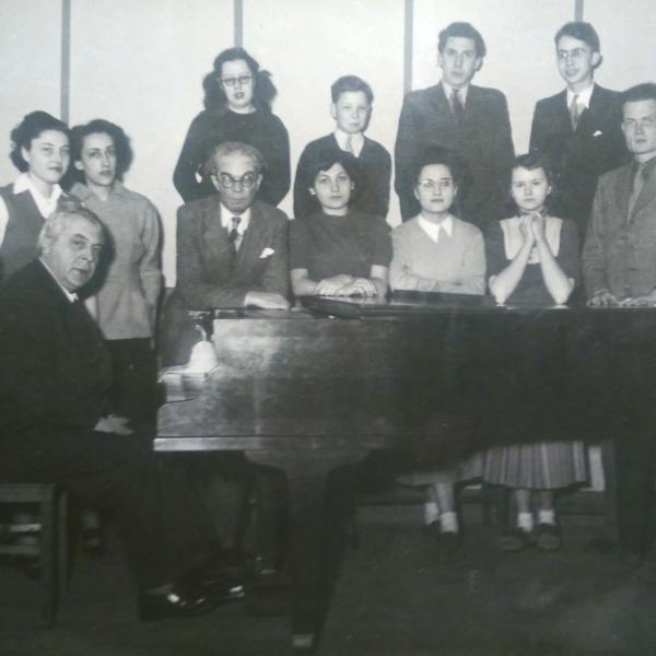 Yves Nat et ses élèves. Jean Martin est le deuxième tout en haut en partant de la droite